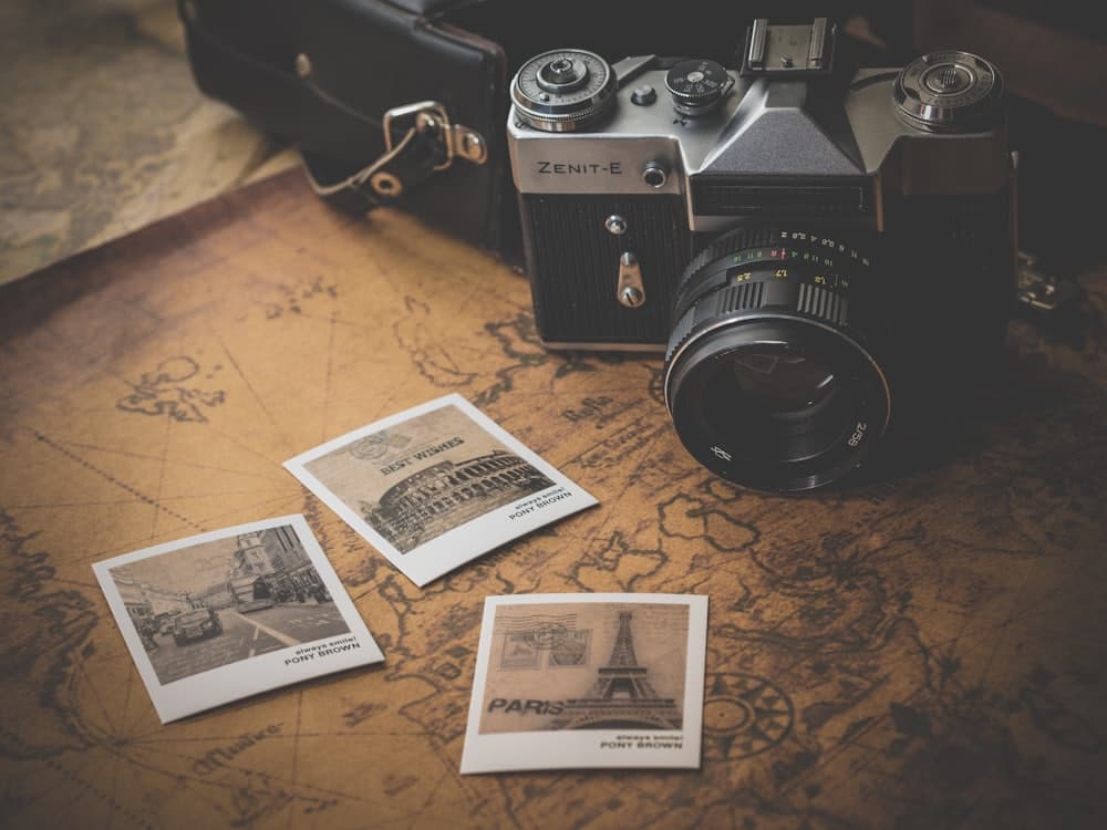 Appareil photo et tirages posés sur une table, évoquant le tri et le développement des photos de mariage